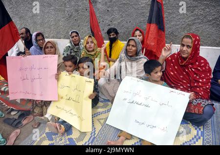 Aktivisten von Awami Tehreek veranstalten am Dienstag, dem 24. Mai 2022, in Sindh im Hyderabad-Presseclub eine Protestdemonstration gegen den Wassermangel. Stockfoto