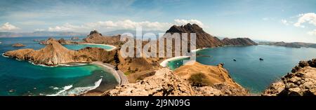 Panoramablick auf die Insel Padar und die Strände an einem sonnigen, heißen Tag ist es eine der Komodo-Inseln im Komodo-Nationalpark, in der Nähe von Labuan Bajo, Flores, Stockfoto