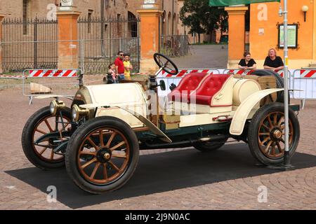Carpi (Modena) Italien, Mai 2022, Seitenansicht eines antiken italienischen Autos der Marke Aquila aus dem Jahr 1910, einem klassischen Oldtimer-Sammlerauto Stockfoto