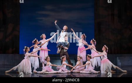 „The Teacock Theatre“, London, Großbritannien. 24 Mai 2022. Von Donnerstag 26 - so 29 Mai 2022 London Children's Ballet präsentiert ein brandneues narratives Ballett der beliebten kanadischen Geschichte Anne of Green Gables, geschrieben 1908 von Lucy Maud Montgomery, das die Geschichte einer lebhaften, Fantasievolle, 11 Jahre alte Waise, die auf Kanadas Prinz Edward Island lebt. Von einem älteren Bruder und einer älteren Schwester adoptiert, Gerät Anne in endlose Kratzer, erobert aber schließlich die Gemeinschaft mit ihrem liebenswerten, furchtlosen Charakter und ihrer leidenschaftlichen Natur. Choreografin: Jenna Lee. Quelle: Malcolm Park/Alamy Live News. Stockfoto