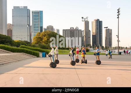 Chicago, Illinois, Vereinigte Staaten - 16. August 2014: Gruppe von Touristen, die Segway fahren und die Chicago Downtown Tour genießen. Stockfoto