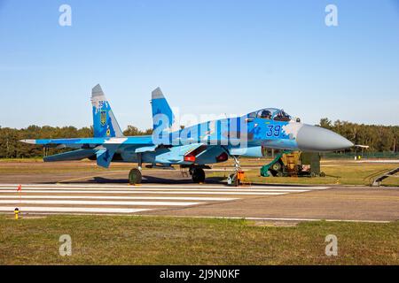 Kampfflugzeug der ukrainischen Luftstreitkräfte Sukhoi Su-27 Flanker auf dem Asphalt der Flugbasis kleine-Brogel. Belgien - 14. September 2019. Stockfoto