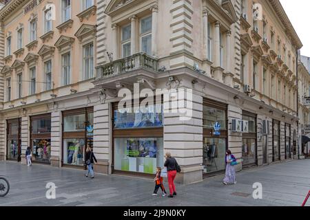 Belgrad, Serbien - 06. Mai 2022: Flagship Store Adidas Sports in der Knez Mihailova Street im Zentrum der Hauptstadt. Stockfoto