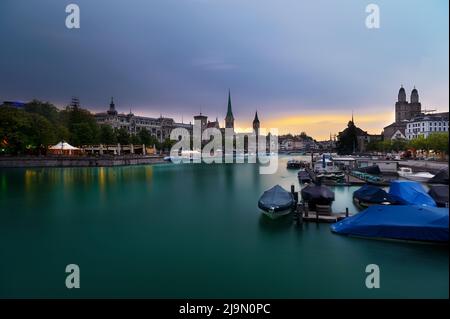 Malerischer Blick auf das historische Stadtzentrum von Zürich mit den berühmten Fraumunster- und Großmunster-Kirchen und der Limmat in Zürich, Schweiz Stockfoto