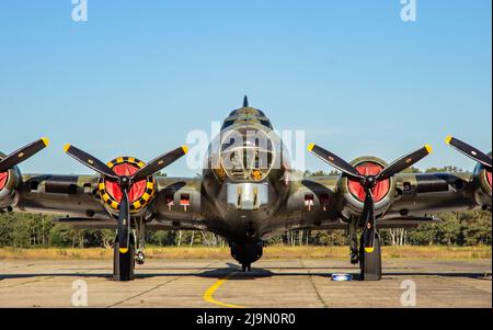 Boeing B-17 Flying Fortress Bomberflugzeug der US Air Force WW2 auf dem Asphalt der Flugbasis kleine-Brogel. Belgien - 14. September 2019. Stockfoto