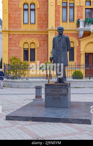 Novi Sad, Serbien - 21. September 2021: Bronzestatue von Jovan Jovanovic Zmaj vor dem Stadtzentrum des Bischofspalastes. Stockfoto