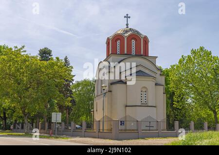 Belgrad, Serbien - 08. Mai 2022: Die serbisch-orthodoxe Kirche des Heiligen Königs Stefan von Decani gehört zur Pfarrei Lazarica in Zemun. Stockfoto