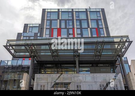 Belgrad, Serbien - 06. Mai 2022: Modernes, trendiges Mama Shelter Hotelgebäude von außen im Zentrum der Hauptstadt. Stockfoto