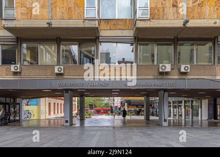 Belgrad, Serbien - 06. Mai 2022: Universität Belgrad Fakultät für Philosophie Bildungsgebäude Außenansicht. Stockfoto