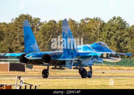 Kampfflugzeug der ukrainischen Luftstreitkräfte Sukhoi Su-27 Flanker auf dem Asphalt der Flugbasis kleine-Brogel. Belgien - 14. September 2019. Stockfoto
