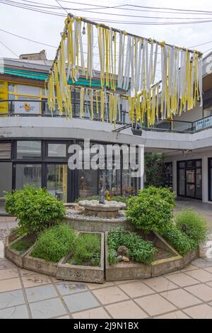 Belgrad, Serbien - 06. Mai 2022: Neuer Brunnen in der Cumicevo Sokace Design District Shopping Mall, versteckt im Zentrum der Hauptstadt. Stockfoto