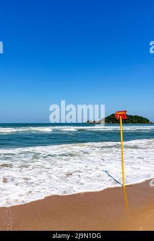 Paradiesstrand mit Gefahrenwarnung von Wellen und Meeresströmungen in Bertioga im Bundesstaat Sao Paulo, Brasilien Stockfoto