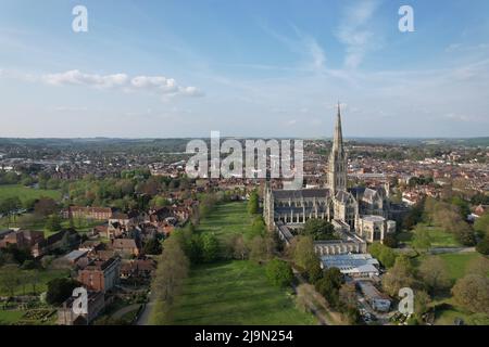 Salisbury mittelalterliche Kathedrale Stadt England Drohne Luftaufnahme Stockfoto