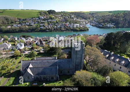 Holy Cross Church Newton Ferrers Dorf im Süden Devon Drohne Luftaufnahme Süden Devon England, Drohne Luftaufnahme Stockfoto