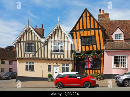 Ein Blick auf das Crooked House, ein orangefarbenes historisches Fachwerkhaus im mittelalterlichen Dorf Lavenham, Suffolk, England, Großbritannien. Stockfoto