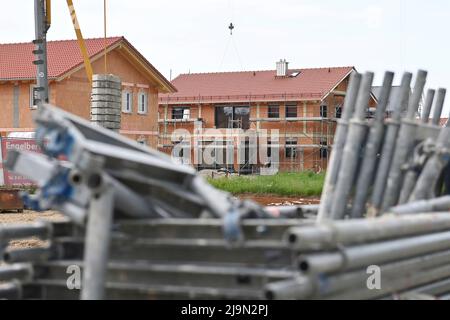 Hohenlinden, Deutschland. 23.. Mai 2022. Hausbau, Einfamilienhaus, Rohbau, Gerüst, Baustelle, Neubaugebiet, Bauwirtschaft, Neubau in Baden Württemberg im Landkreis Böblingen Gebäude, Immobilien, Neubau, Doppelhaushälfte, Doppelhaushälfte, Baustelle, Neubau. Wohnbau, Mietwohnung, Miete, Bauboom, Miethaus, Bau, Bau, Bau, Immobilien, Immobilien, Bau, Baustelle. Kredit: dpa/Alamy Live Nachrichten Stockfoto