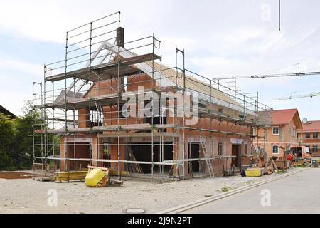 Hohenlinden, Deutschland. 23.. Mai 2022. Hausbau, Einfamilienhaus, Rohbau, Gerüst, Baustelle, Neubaugebiet, Bauwirtschaft, Neubau in Baden Württemberg im Landkreis Böblingen Gebäude, Immobilien, Neubau, Doppelhaushälfte, Doppelhaushälfte, Baustelle, Neubau. Wohnbau, Mietwohnung, Miete, Bauboom, Miethaus, Bau, Bau, Bau, Immobilien, Immobilien, Bau, Baustelle. Kredit: dpa/Alamy Live Nachrichten Stockfoto