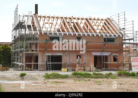 Hohenlinden, Deutschland. 23.. Mai 2022. Hausbau, Einfamilienhaus, Rohbau, Gerüst, Baustelle, Neubaugebiet, Bauwirtschaft, Neubau in Baden Württemberg im Landkreis Böblingen Gebäude, Immobilien, Neubau, Doppelhaushälfte, Doppelhaushälfte, Baustelle, Neubau. Wohnbau, Mietwohnung, Miete, Bauboom, Miethaus, Bau, Bau, Bau, Immobilien, Immobilien, Bau, Baustelle. Kredit: dpa/Alamy Live Nachrichten Stockfoto