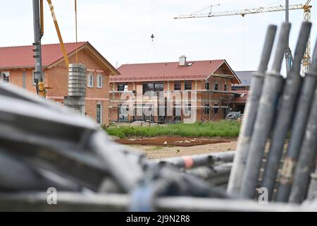 Hohenlinden, Deutschland. 23.. Mai 2022. Hausbau, Einfamilienhaus, Rohbau, Gerüst, Baustelle, Neubaugebiet, Bauwirtschaft, Neubau in Baden Württemberg im Landkreis Böblingen Gebäude, Immobilien, Neubau, Doppelhaushälfte, Doppelhaushälfte, Baustelle, Neubau. Wohnbau, Mietwohnung, Miete, Bauboom, Miethaus, Bau, Bau, Bau, Immobilien, Immobilien, Bau, Baustelle. Kredit: dpa/Alamy Live Nachrichten Stockfoto