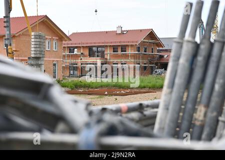 Hohenlinden, Deutschland. 23.. Mai 2022. Hausbau, Einfamilienhaus, Rohbau, Gerüst, Baustelle, Neubaugebiet, Bauwirtschaft, Neubau in Baden Württemberg im Landkreis Böblingen Gebäude, Immobilien, Neubau, Doppelhaushälfte, Doppelhaushälfte, Baustelle, Neubau. Wohnbau, Mietwohnung, Miete, Bauboom, Miethaus, Bau, Bau, Bau, Immobilien, Immobilien, Bau, Baustelle. Kredit: dpa/Alamy Live Nachrichten Stockfoto