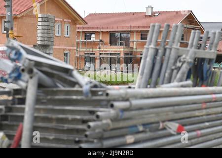 Hohenlinden, Deutschland. 23.. Mai 2022. Hausbau, Einfamilienhaus, Rohbau, Gerüst, Baustelle, Neubaugebiet, Bauwirtschaft, Neubau in Baden Württemberg im Landkreis Böblingen Gebäude, Immobilien, Neubau, Doppelhaushälfte, Doppelhaushälfte, Baustelle, Neubau. Wohnbau, Mietwohnung, Miete, Bauboom, Miethaus, Bau, Bau, Bau, Immobilien, Immobilien, Bau, Baustelle. Kredit: dpa/Alamy Live Nachrichten Stockfoto