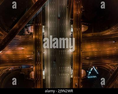 Luftaufnahme des leeren Autobahnkreuzes, Stadtstraße bei Nacht Stockfoto