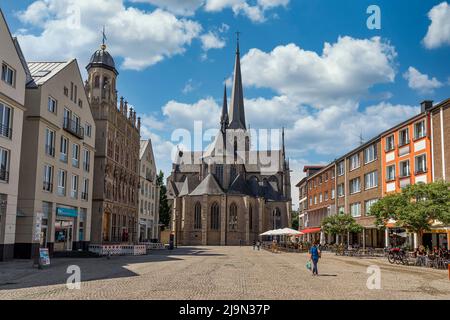 WESEL, DEUTSCHLAND - 19.. Mai 2022: Die Straßen von Wesel, der Stadt in Nordrhein-Westfalen im Frühjahr von ihrer besten Seite Stockfoto