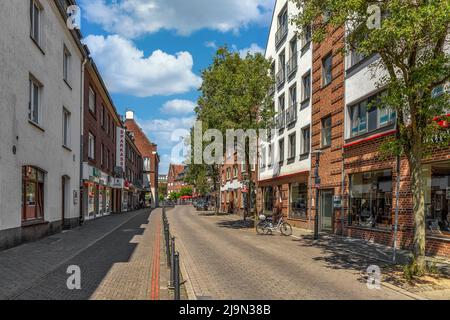 WESEL, DEUTSCHLAND - 19.. Mai 2022: Die Straßen von Wesel, der Stadt in Nordrhein-Westfalen im Frühjahr von ihrer besten Seite Stockfoto