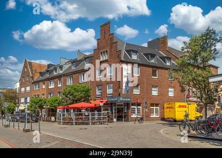 WESEL, DEUTSCHLAND - 19.. Mai 2022: Die Straßen von Wesel, der Stadt in Nordrhein-Westfalen im Frühjahr von ihrer besten Seite Stockfoto