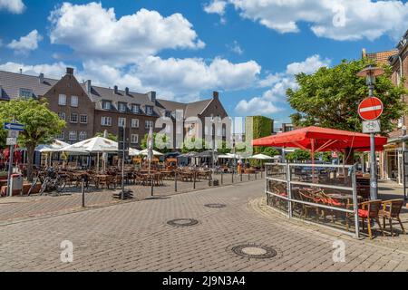 WESEL, DEUTSCHLAND - 19.. Mai 2022: Die Straßen von Wesel, der Stadt in Nordrhein-Westfalen im Frühjahr von ihrer besten Seite Stockfoto