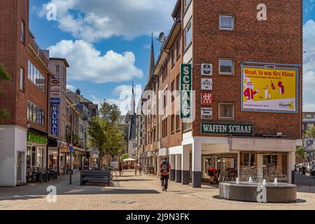 WESEL, DEUTSCHLAND - 19.. Mai 2022: Die Straßen von Wesel, der Stadt in Nordrhein-Westfalen im Frühjahr von ihrer besten Seite Stockfoto