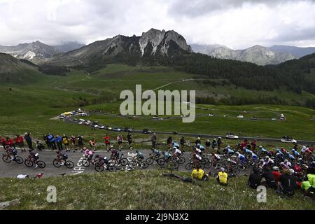 Foto Fabio Ferrari / LaPresse 24 Maggio 2022 Salò, Italia Sport cicismo Giro d'Italia 2022 - edizione 105 - tappa 16 - Salò - Aprica (Sforzato Wine Stage) Nella foto: un momento della gara Foto Fabio Ferrari / LaPresse 24. Mai 2022 Salò, Italien Sport Radfahren Giro d'Italia 2022 - Ausgabe 105. - Etappe 16 - von Salò bis Aprica (Weinbühne Sforzato) im Bild: Während des Rennens/ (Foto: La Presse / PRESSINPHOTO) Stockfoto