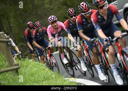 Foto Fabio Ferrari / LaPresse 24 Maggio 2022 Salò, Italia Sport cicismo Giro d'Italia 2022 - edizione 105 - tappa 16 - Salò - Aprica (Sforzato Wine Stage) Nella foto: un momento della gara Foto Fabio Ferrari / LaPresse 24. Mai 2022 Salò, Italien Sport Radfahren Giro d'Italia 2022 - Ausgabe 105. - Etappe 16 - von Salò bis Aprica (Weinbühne Sforzato) im Bild: Während des Rennens/ (Foto: La Presse / PRESSINPHOTO) Stockfoto