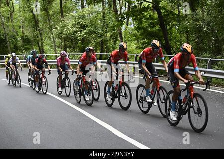 Foto Fabio Ferrari / LaPresse 24 Maggio 2022 Sport cicismo Giro d'Italia 2022 - edizione 105 - Tappa 16 - Salò - Aprica (Sforzato Wine Stage) Nella foto: un momento della gara Foto Fabio Ferrari / LaPresse 24. Mai 2022 Sport Radfahren Giro d'Italia 2022 - Ausgabe 105. - Etappe 16 - von Salò bis Aprica (Sforzato Wine Stage) im Bild: Während des Rennens/ (Foto: La Presse / PRESSINPHOTO) Stockfoto