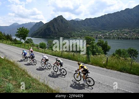 Foto Fabio Ferrari / LaPresse 24 Maggio 2022 Salò, Italia Sport cicismo Giro d'Italia 2022 - edizione 105 - tappa 16 - Salò - Aprica (Sforzato Wine Stage) Nella foto: un momento della gara Foto Fabio Ferrari / LaPresse 24. Mai 2022 Salò, Italien Sport Radfahren Giro d'Italia 2022 - Ausgabe 105. - Etappe 16 - von Salò bis Aprica (Weinbühne Sforzato) im Bild: Während des Rennens/ (Foto: La Presse / PRESSINPHOTO) Stockfoto