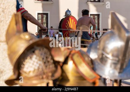 Merida, Extremadura, Spanien - 22. Mai 2022 - Einweihung der EMERITA LUDICA XXXII Ausgabe im Tempel von Diana mit seinem Gladiatorenkampf Stockfoto