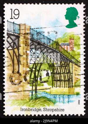 GROSSBRITANNIEN - UM 1989: Eine in Großbritannien gedruckte Briefmarke zeigt Iron Bridge in Shropshire, Industrial Archaeology, um 1989 Stockfoto