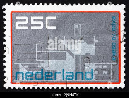 NIEDERLANDE - UM 1970: Eine in den Niederlanden gedruckte Briefmarke zeigt den niederländischen Pavillon, EXPO 70, Osaka, Japan, um 1970 Stockfoto