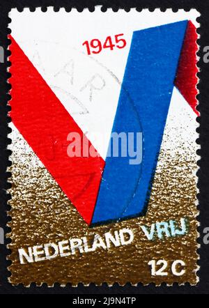 NIEDERLANDE - UM 1970: Eine in den Niederlanden gedruckte Briefmarke zeigt V für den Sieg, 25. Jahrestag der Befreiung von den Deutschen, um 1970 Stockfoto