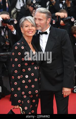 Die Mads Mikkelsen und Hanne Jacobsen nehmen an der 75.-jährigen Vorführung von „The Innocent (L'Innocent)“ während der Filmfestspiele von Cannes 75. in Cannes, Frankreich, Teil. Stockfoto