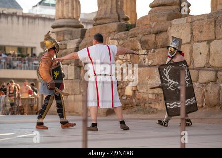 Merida, Extremadura, Spanien - 22. Mai 2022 - Einweihung der EMERITA LUDICA XXXII Ausgabe im Tempel von Diana mit seinem Gladiatorenkampf Stockfoto