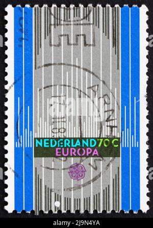 NIEDERLANDE - UM 1985: Eine in den Niederlanden gedruckte Marke zeigt stilisierte Orgelpfeifen, um 1985 Stockfoto