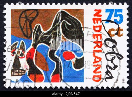 NIEDERLANDE - UM 1987: Eine in den Niederlanden gedruckte Briefmarke zeigt Fallen Horse, 1950, Gemälde von Constant, Künstler von Cobra, um 1987 Stockfoto