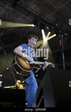 James Blunt trat am 22. Mai 2022 in der Kioene Arena in Padova, Italien, auf. Das Konzert wurde wiederholt wegen Fragen im Zusammenhang mit Covid-19, das ursprünglich für 2020 geplant war, verschoben. 'Once Open a Mind Tour' ist der Titel der Live-Rückkehr der englischen Sängerin, die dank des Hits 'You're Beautiful' international explodierte. James Blunt, ein englischer Sänger, Songwriter, Musiker und Plattenproduzent. Als ehemaliger Aufklärungsoffizier im Rettungsregiment der britischen Armee diente er während des Kosovo-Krieges 1999 unter der NATO. (Foto von Mariano Montella/Pacific Press/Sipa USA) Stockfoto