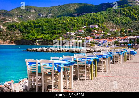 Griechenland Reisen. Typische Fischtaverne (Restaurant) am Meer auf der Insel Skopelos. Sporaden. Griechische Sommerferien und Reiseziele Stockfoto