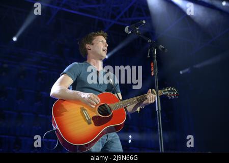 James Blunt trat am 22. Mai 2022 in der Kioene Arena in Padova, Italien, auf. Das Konzert wurde wiederholt wegen Fragen im Zusammenhang mit Covid-19, das ursprünglich für 2020 geplant war, verschoben. 'Once Open a Mind Tour' ist der Titel der Live-Rückkehr der englischen Sängerin, die dank des Hits 'You're Beautiful' international explodierte. James Blunt, ein englischer Sänger, Songwriter, Musiker und Plattenproduzent. Als ehemaliger Aufklärungsoffizier im Rettungsregiment der britischen Armee diente er während des Kosovo-Krieges 1999 unter der NATO. (Foto von Mariano Montella/Pacific Press/Sipa USA) Stockfoto