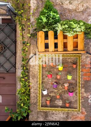 Charmante, blumige Gassen typisch italienischer Dörfer. Civita di Bagnoregio mit flackeren Wänden. Italien Stockfoto