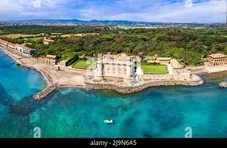 Atemberaubende landschaftliche Ansicht der Burg am Strand von Ladispoli - Castello Palo Odescalchi. Region Latium, Italien Stockfoto