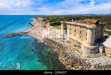 Atemberaubende landschaftliche Ansicht der Burg am Strand von Ladispoli - Castello Palo Odescalchi. Region Latium, Italien Reisen und Sehenswürdigkeiten Stockfoto