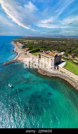 Atemberaubende landschaftliche Ansicht der Burg am Strand von Ladispoli - Castello Palo Odescalchi. Region Latium, Italien Stockfoto